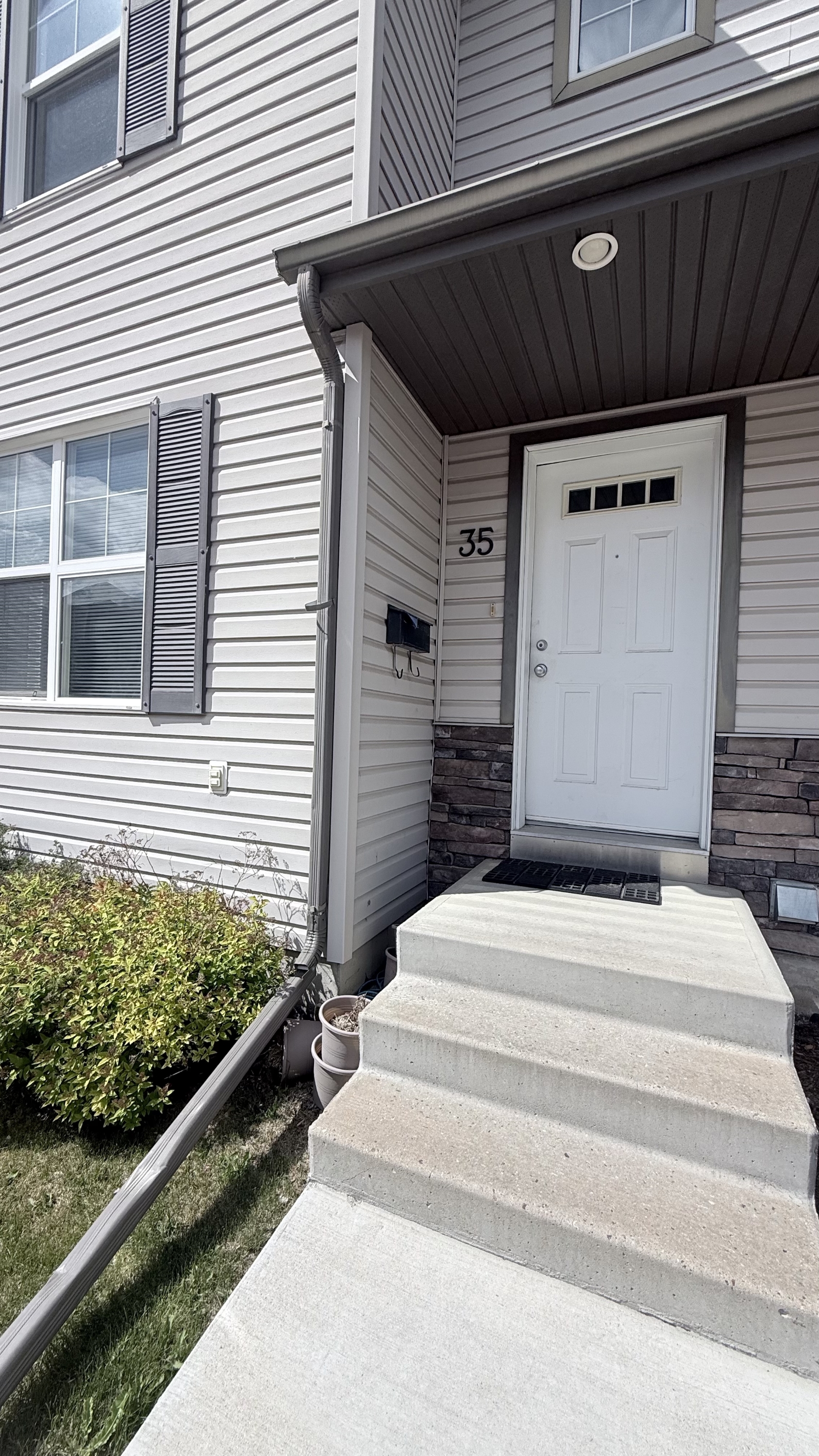 135 Pawlychenko Lane
